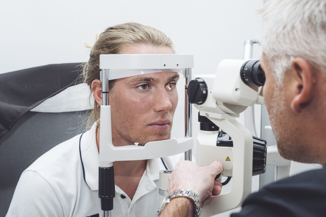 Erlend Bjøntegaard tok synstest hos Alliance Optikk